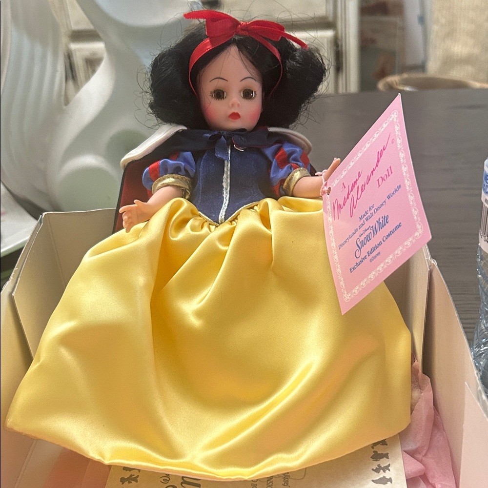 Madame Alexander Snow White 1993 Doll with Yellow and Blue Outfit